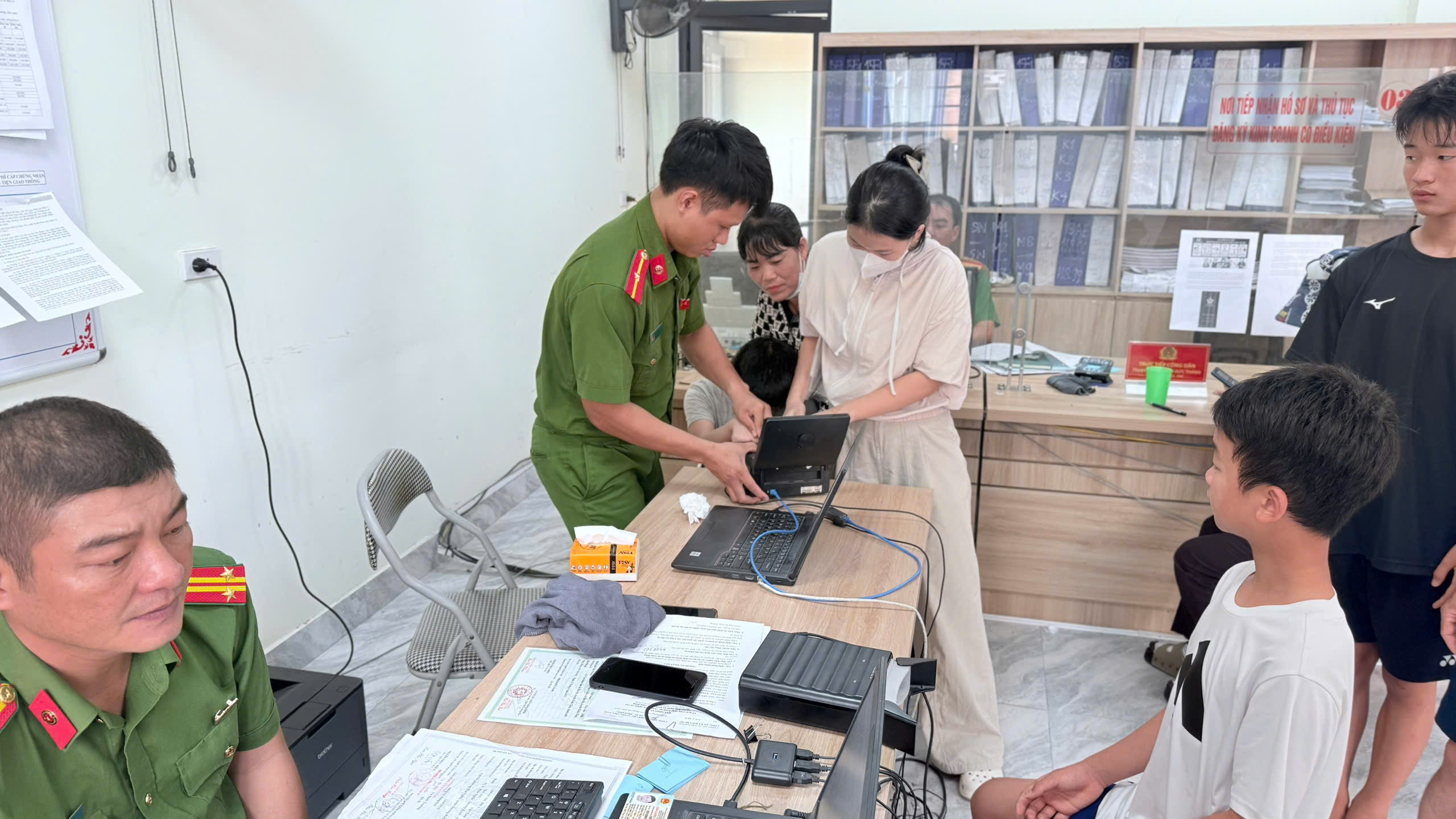 Nhân dân gửi thư cảm ơn Công an xã Kiến Hưng hỗ trợ cấp CCCD cho trẻ khuyết tật